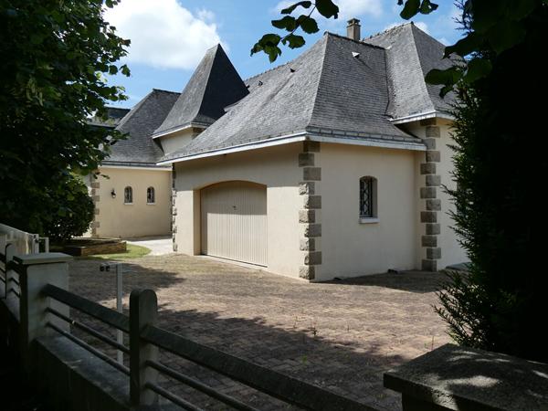 Maison de plain pied avec double garage et un terrain clos. Aron Maison de plain pied avec double garage et un terrain clos. Aron