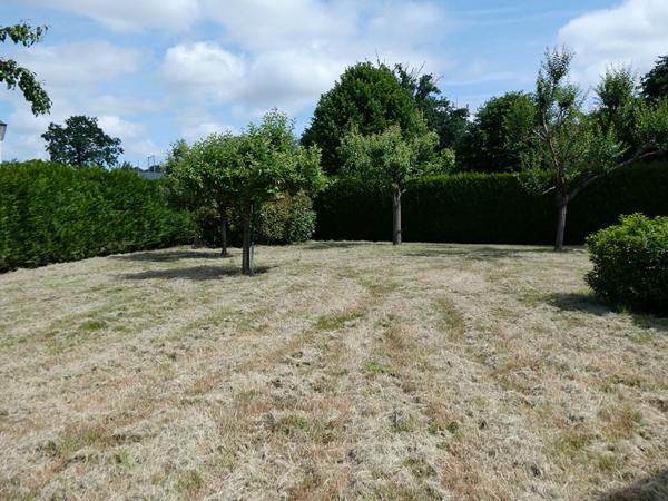 Maison de plain pied avec double garage et un terrain clos. Aron Maison de plain pied avec double garage et un terrain clos. Aron