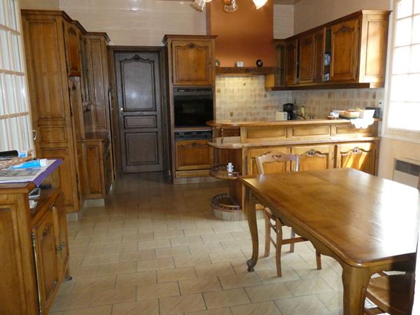 Maison de plain pied avec double garage et un terrain clos. Aron Maison de plain pied avec double garage et un terrain clos. Aron