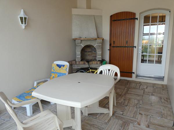 Maison de plain pied avec double garage et un terrain clos. Aron Maison de plain pied avec double garage et un terrain clos. Aron
