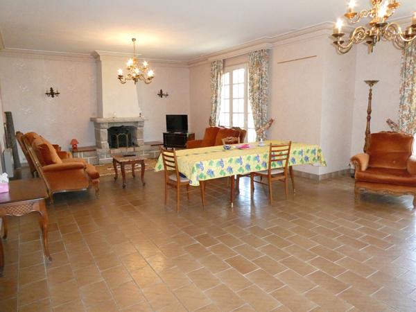 Maison de plain pied avec double garage et un terrain clos. Aron Maison de plain pied avec double garage et un terrain clos. Aron