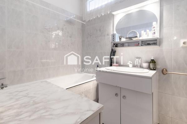 Appartement T4, de 80 M2( carrez) et 96 m2 surface au sol, avec cave et parking, à St Cyr lEcole, proche des commodités!