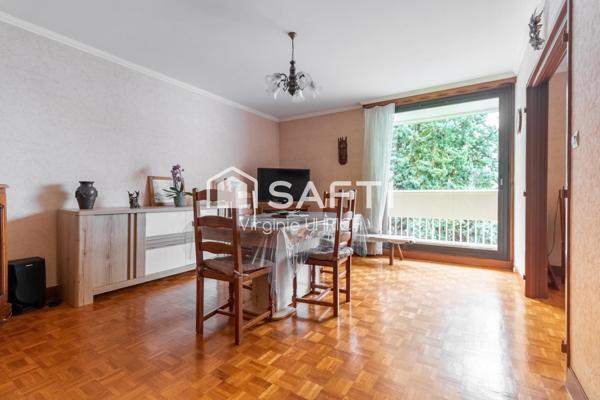 Appartement T4, de 80 M2( carrez) et 96 m2 surface au sol, avec cave et parking, à St Cyr lEcole, proche des commodités!