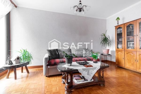 Appartement T4, de 80 M2( carrez) et 96 m2 surface au sol, avec cave et parking, à St Cyr lEcole, proche des commodités!