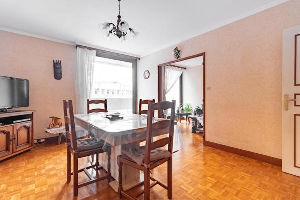 Appartement T4, de 80 M2( carrez) et 96 m2 surface au sol, avec cave et parking, à St Cyr lEcole, proche des commodités!