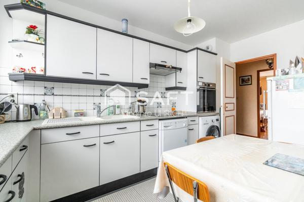 Appartement T4, de 80 M2( carrez) et 96 m2 surface au sol, avec cave et parking, à St Cyr lEcole, proche des commodités!