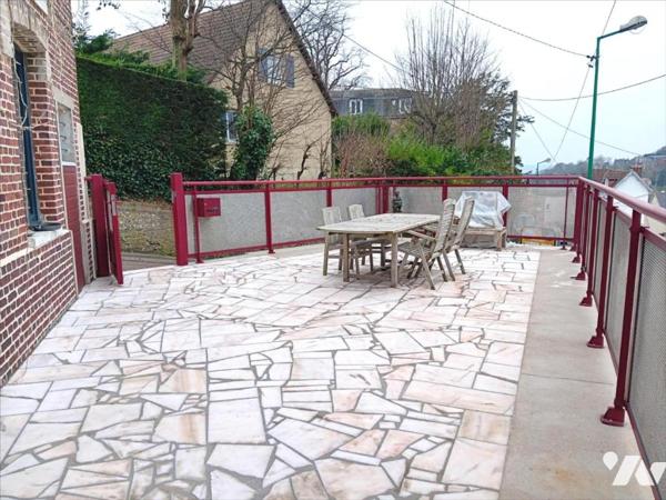 BIHOREL MAISON DE VILLAGE AVEC TERRASSES IDEALEMENT SITUEE