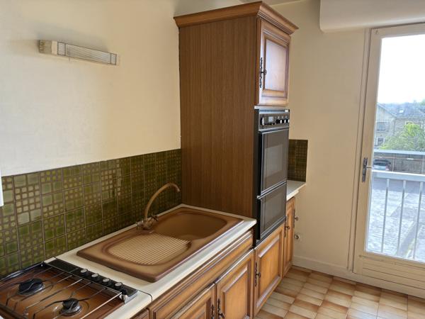 DANS RÉSIDENCE CALME APPARTEMENT F3 74 M² RÉNOVÉ EN 2026 AVEC BALCON PROCHE GARE ET CENTRE-VILLE CHÂTELLERAULT Réf 2665