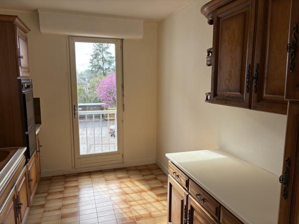DANS RÉSIDENCE CALME APPARTEMENT F3 74 M² RÉNOVÉ EN 2026 AVEC BALCON PROCHE GARE ET CENTRE-VILLE CHÂTELLERAULT Réf 2665