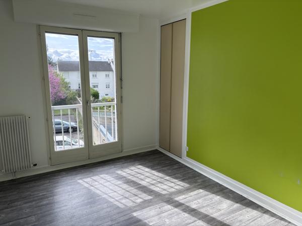 DANS RÉSIDENCE CALME APPARTEMENT F3 74 M² RÉNOVÉ EN 2026 AVEC BALCON PROCHE GARE ET CENTRE-VILLE CHÂTELLERAULT Réf 2665
