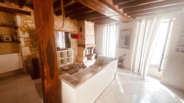Maison avec cour intérieure et 3 chambres à louer à Charentenay pour un loyer de 550 € par mois.