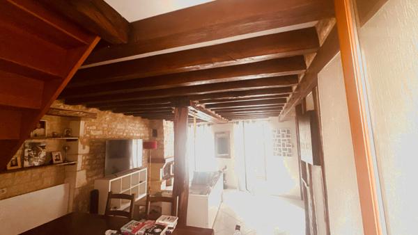 Maison avec cour intérieure et 3 chambres à louer à Charentenay pour un loyer de 550 € par mois.