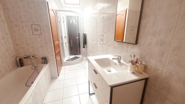 Maison avec cour intérieure et 3 chambres à louer à Charentenay pour un loyer de 550 € par mois.
