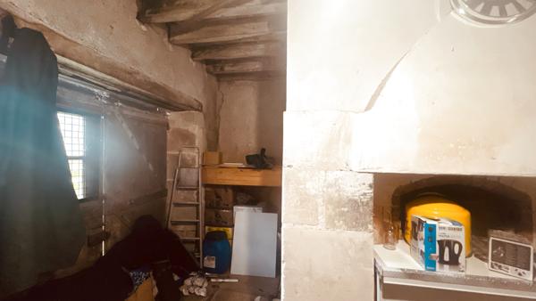 Maison avec cour intérieure et 3 chambres à louer à Charentenay pour un loyer de 550 € par mois.