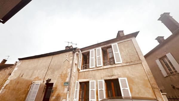 Maison avec cour intérieure et 3 chambres à louer à Charentenay pour un loyer de 550 € par mois.
