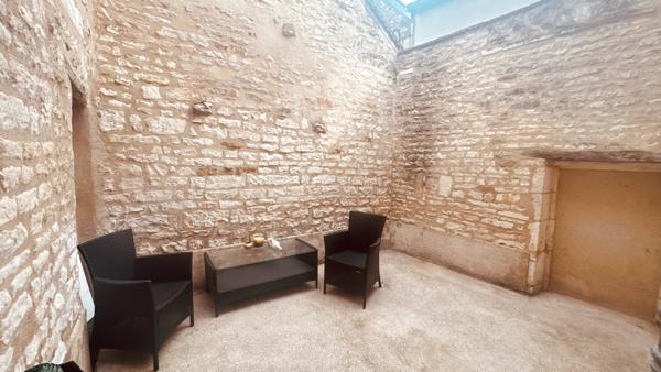 Maison avec cour intérieure et 3 chambres à louer à Charentenay pour un loyer de 550 € par mois.