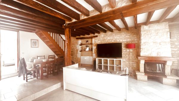 Maison avec cour intérieure et 3 chambres à louer à Charentenay pour un loyer de 550 € par mois.