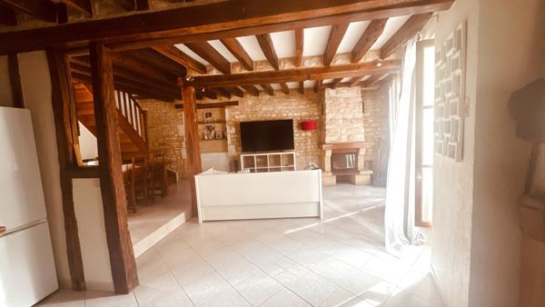 Maison avec cour intérieure et 3 chambres à louer à Charentenay pour un loyer de 550 € par mois.