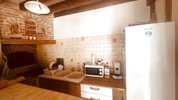 Maison avec cour intérieure et 3 chambres à louer à Charentenay pour un loyer de 550 € par mois.