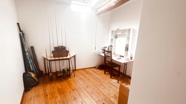 Maison avec cour intérieure et 3 chambres à louer à Charentenay pour un loyer de 550 € par mois.