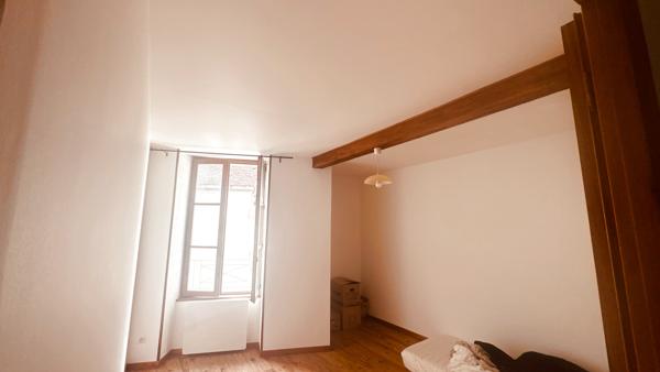 Maison avec cour intérieure et 3 chambres à louer à Charentenay pour un loyer de 550 € par mois.