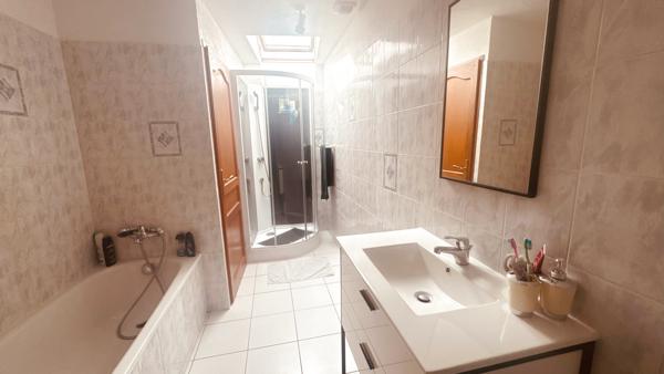 Maison avec cour intérieure et 3 chambres à louer à Charentenay pour un loyer de 550 € par mois.