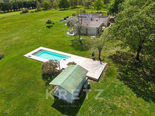 Élégante maison d’architecte sur 6 hectares avec vue golf – cadre exceptionnel