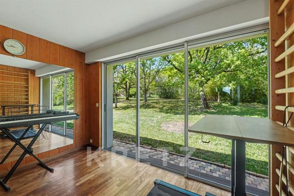 Élégante maison d’architecte sur 6 hectares avec vue golf – cadre exceptionnel