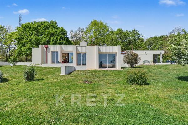 Élégante maison d’architecte sur 6 hectares avec vue golf – cadre exceptionnel
