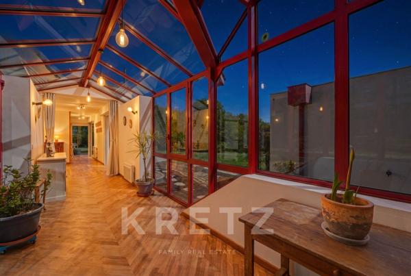 Élégante maison d’architecte sur 6 hectares avec vue golf – cadre exceptionnel