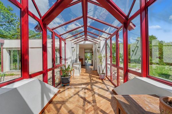 Élégante maison d’architecte sur 6 hectares avec vue golf – cadre exceptionnel