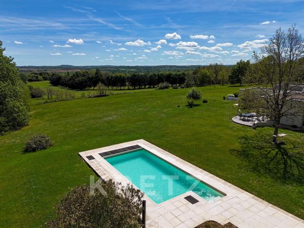 Élégante maison d’architecte sur 6 hectares avec vue golf – cadre exceptionnel