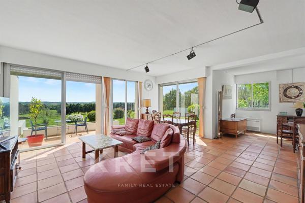 Élégante maison d’architecte sur 6 hectares avec vue golf – cadre exceptionnel