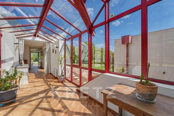 Élégante maison d’architecte sur 6 hectares avec vue golf – cadre exceptionnel