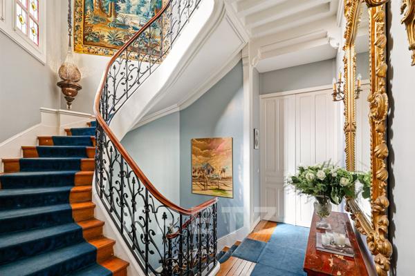 Paris XVIe – Hôtel particulier 1905 avec terrasse de 70 m² et ascenseur