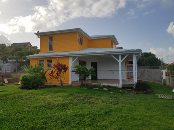 Petit-Bourg (97170) Jolie villa F4 meublée en bois mitoyenne + garage, située sur les hauteurs de PETIT-BOURG