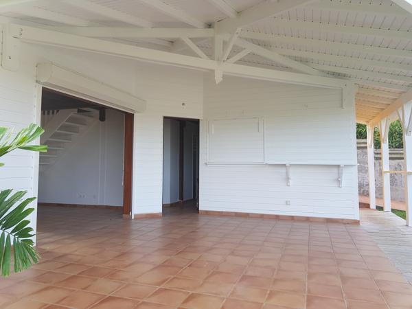 Petit-Bourg (97170) Jolie villa F4 meublée en bois mitoyenne + garage, située sur les hauteurs de PETIT-BOURG