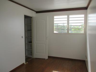 Petit-Bourg (97170) Jolie villa F4 meublée en bois mitoyenne + garage, située sur les hauteurs de PETIT-BOURG