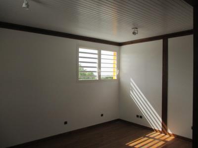 Petit-Bourg (97170) Jolie villa F4 meublée en bois mitoyenne + garage, située sur les hauteurs de PETIT-BOURG