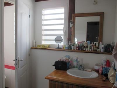 Petit-Bourg (97170) Jolie villa F4 meublée en bois mitoyenne + garage, située sur les hauteurs de PETIT-BOURG