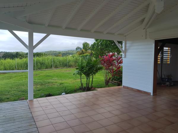 Petit-Bourg (97170) Jolie villa F4 meublée en bois mitoyenne + garage, située sur les hauteurs de PETIT-BOURG