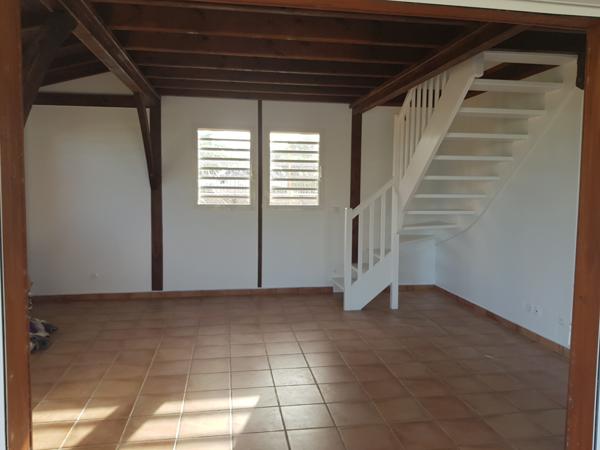 Petit-Bourg (97170) Jolie villa F4 meublée en bois mitoyenne + garage, située sur les hauteurs de PETIT-BOURG