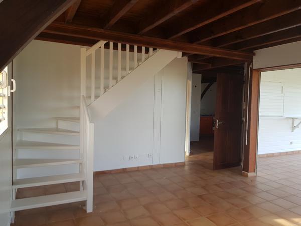 Petit-Bourg (97170) Jolie villa F4 meublée en bois mitoyenne + garage, située sur les hauteurs de PETIT-BOURG