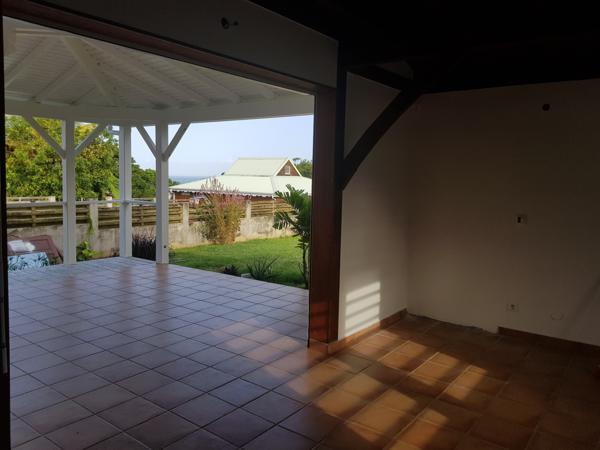 Petit-Bourg (97170) Jolie villa F4 meublée en bois mitoyenne + garage, située sur les hauteurs de PETIT-BOURG