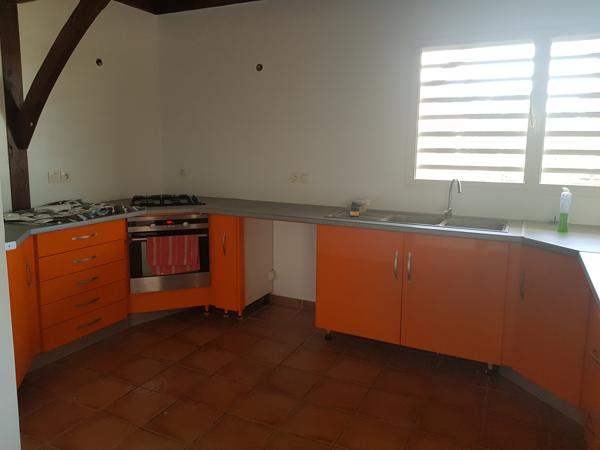 Petit-Bourg (97170) Jolie villa F4 meublée en bois mitoyenne + garage, située sur les hauteurs de PETIT-BOURG