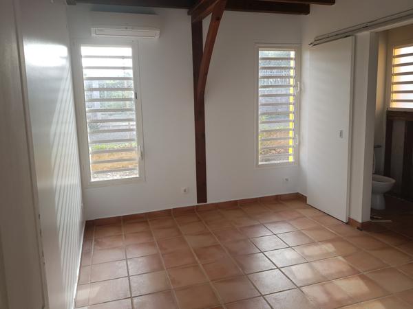 Petit-Bourg (97170) Jolie villa F4 meublée en bois mitoyenne + garage, située sur les hauteurs de PETIT-BOURG
