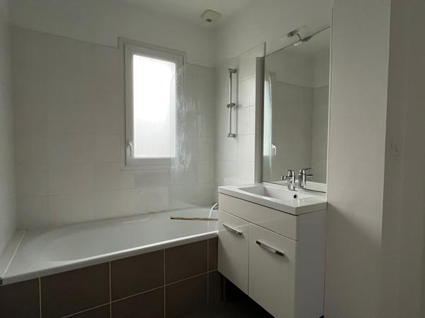 Treillières (44119) En vente pour petite famille ou investisseur à Treillières (44) : maison clé en main de type 4 proche commerce