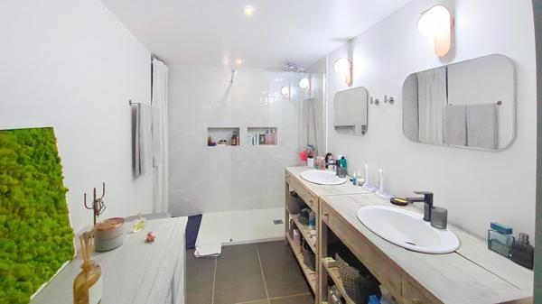 Maison de village rénovée avec goût  160 m² + garage 50 m² et 2 place de parkings