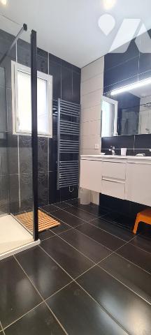 Maison de plain-pied de 89 m² sur un terrain clos d'environ 408 m² 