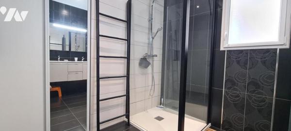 Maison de plain-pied de 89 m² sur un terrain clos d'environ 408 m² 